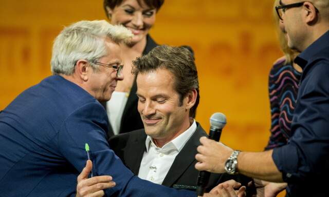 SISTE DAG PÅ JOBBEN: Jon Almaas tok et rørende farvel med gamle og nye «Nytt på nytt»-kolleger etter at han bestemte seg for å gå til TVNorge. Foto: Scanpix SISTE DAG PÅ JOBBEN: Jon Almaas tok et rørende farvel med gamle og nye «Nytt på nytt»-kolleger etter at han bestemte seg for å gå til TVNorge. Foto: Scanpix